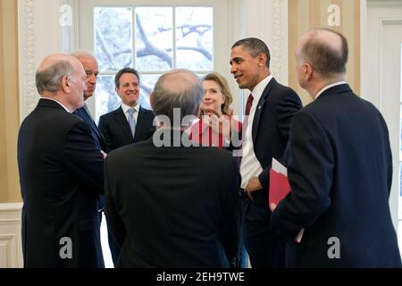 Le président Barack Obama et le vice-président Joe Biden discutent avec des hauts responsables de l'administration dans le Bureau ovale avant une réunion bilatérale élargie avec le président chinois Hu Jintao, le 19 janvier 2011. Sur la photo, de gauche à droite : le chef de cabinet Bill Daley, le secrétaire au Trésor Timothy F. Geithner, le directeur principal des affaires asiatiques Jeffrey Bader, la secrétaire d'État Hillary Rodham Clinton et le conseiller à la sécurité nationale Tom Donilon. Banque D'Images
