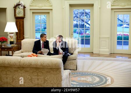 Le président Barack Obama rencontre Jon Favreau, directeur de Speechwriting dans le Bureau ovale, pour revoir un discours prononcé le 14 avril 2009. Banque D'Images