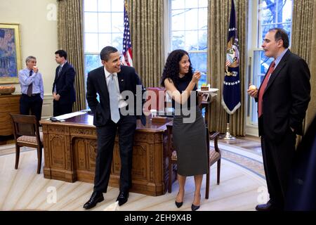 Le président Barack Obama plaisantait avec les conseillers principaux Mona Sutphen et David Axelrod lors d'une fête d'anniversaire le 15 avril 2009 pour Pete Rouse, conseillère principale dans le Bureau ovale. Banque D'Images