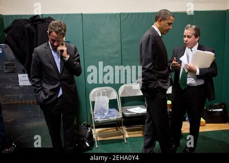 Le président Barack Obama est informé par le directeur du Conseil économique national, Gene Sperling, en tant que secrétaire au Trésor, Timothy Geithner, qui parle au téléphone avant de remporter le futur Forum sur la petite entreprise à l'université d'État de Cleveland, à Cleveland, Ohio, le 22 février 2011. Banque D'Images