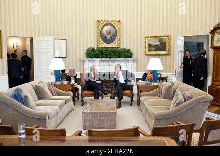 Le président Barack Obama s'entretient avec le président mexicain Felipe Calderón en tant que membres des délégations américaine et mexicaine qui quittent le Bureau ovale à la suite d'une réunion bilatérale élargie, le 3 mars 2011. Banque D'Images