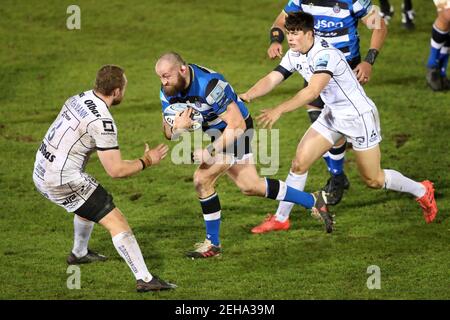 Tom Dunn de Bath est abordé par Ruan Ackermann (à gauche) de Gloucester et Louis Rees-Zammit lors du match Gallagher Premiership au terrain de loisirs de Bath. Date de la photo : vendredi 19 février 2021. Banque D'Images