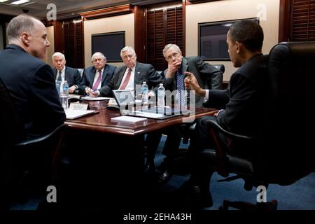 Le président Barack Obama rencontre un groupe bipartisan de dirigeants du Congrès sur la Libye dans la salle de situation de la Maison Blanche, le 18 mars 2011. Assis, de gauche à droite, se trouvent : Tom Donilon, conseiller à la sécurité nationale, Richard Lugar, R-Ind., Carl Levin, D-Michl., Steny Hoyer, D-M., et le chef de la majorité au Sénat Harry Reid, D-Never. Banque D'Images