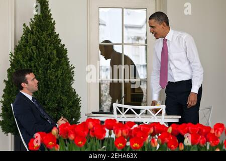 Le président Barack Obama rencontre le directeur de Speechwriting Jon Favreau sur la Colonnade à l'extérieur du Bureau ovale, le 11 avril 2011. Banque D'Images