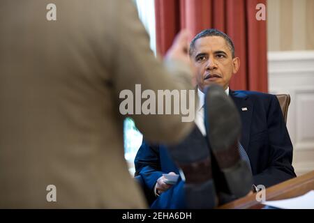 Le président Barack Obama est informé par Richard Reed, adjoint spécial du président pour la sécurité intérieure et directeur principal pour la politique de résilience, dans le Bureau ovale, le 26 avril 2011, avant un appel téléphonique avec le gouverneur de l'Arkansas Mike Beebe pour discuter des dommages causés par les tornades dans cet État. Banque D'Images