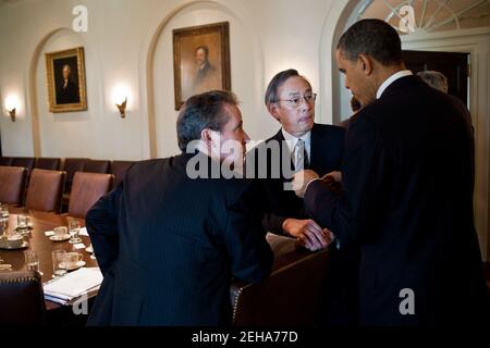 Le président Barack Obama s'entretient avec le directeur du Conseil économique national, Gene Sperling, et le secrétaire à l'énergie, Steven Chu, à la suite d'une réunion du Cabinet dans la salle du Cabinet de la Maison Blanche, le 3 mai 2011. Banque D'Images