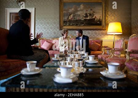 Le président Barack Obama et la première dame Michelle Obama discutent avec la présidente irlandaise Mary McAleese et le Dr Martin McAleese lors d’un appel de courtoisie dans la salle de dessin de la résidence du président à Dublin, en Irlande, le 23 mai 2011. Banque D'Images