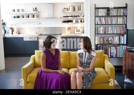 La première dame Michelle Obama et Samantha Cameron, épouse du Premier ministre britannique David Cameron, parlent avant de prendre le thé dans la résidence privée de Downing Street à Londres, en Angleterre, le 24 mai 2011. Banque D'Images