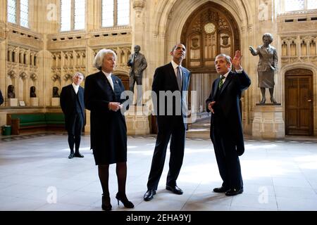 Le président Barack Obama visite le hall des députés de la Chambre des communes au Parlement de Londres, en Angleterre, avec le très honorable John Bercow, président de la Chambre des communes, et le très honorable Baronne Hayman, présidente de la Chambre des Lords, le 25 mai 2011. Banque D'Images