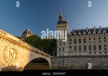 Paris, France - le 29 août 2019 : Pont du changement et Château de la conciergerie sur la Seine, ancienne prison, située à l'ouest de l'île de la Cité et du t Banque D'Images