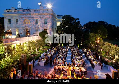 7 juin 2011 'cette photo a été prise du toit au-dessus du bureau ovale du jardin des roses lors d'un dîner d'État en l'honneur de la chancelière allemande Angela Merkel et de son mari, le Dr Joachim Sauer.' Banque D'Images