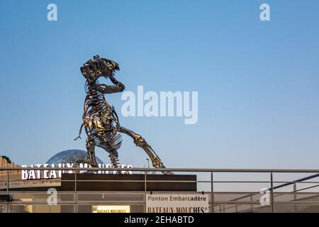 Paris, France - 29 août 2019 : la sculpture T-Rex de Philipe Pasqua brille dans l'après-midi sous le soleil le long des rives de la Seine. Banque D'Images