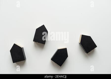 Cubes en bois avec des lettres. Wooden alphabet blocks Banque D'Images