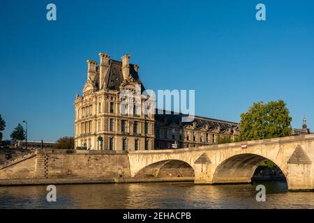 Paris, France - 29 août 2019 : Pont Royal et la Seine, avec le Louvre au dos de la photo. Banque D'Images
