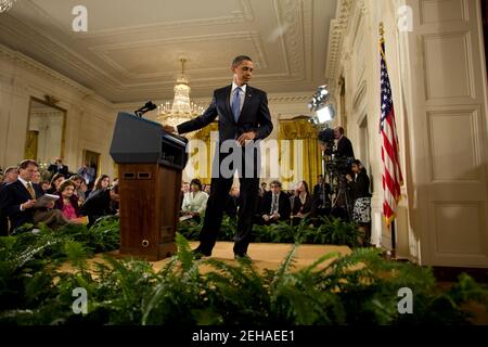 Le président Barack Obama quitte le podium après une conférence de presse à la salle est de la Maison Blanche, le 29 avril 2009. Banque D'Images