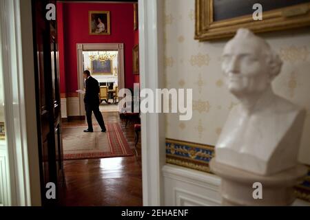 Le président Barack Obama lit sa déclaration dans la salle rouge de la Maison Blanche avant de s'adresser à la Nation sur les efforts en cours pour trouver une approche équilibrée de la limite de la dette et de la réduction du déficit, le 25 juillet 2011. Un buste en marbre d'Amerigo Vespucci de Giuseppe Ceracchi est vu au premier plan. Banque D'Images