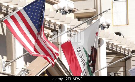 Drapeaux de la Californie et des États-Unis agitant sur le mât à Gaslamp, quartier central de San Diego. Emblème de la République et bannière étoilée Banque D'Images