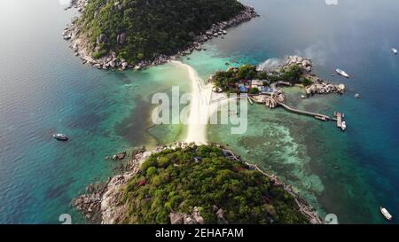 Calme coloré azur mer turquoise près de la minuscule île volcanique tropicale Koh Tao, petit paradis unique Nang Yuan. Vue de drone sur l'eau paisible près de la pierreuse Banque D'Images