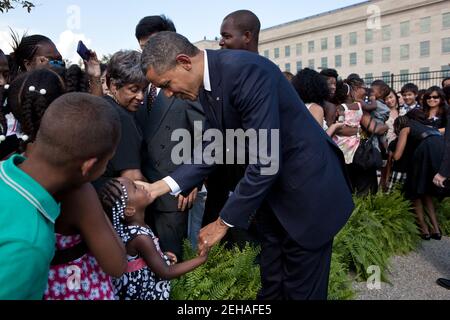 Le président Barack Obama et la première dame Michelle Obama saluent les invités du Pentagone d'Arlington, en Virginie, à l'occasion du dixième anniversaire des attaques de 9/11 contre les États-Unis, le dimanche 11 septembre 2011. Banque D'Images