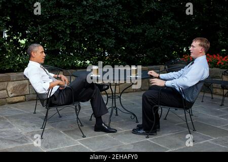 Le président Barack Obama apprécie une bière avec Dakota Meyer sur le patio à l'extérieur du Bureau ovale, le 14 septembre 2011. Le Président présentera demain à Meyer la Médaille d'honneur lors d'une cérémonie à la Maison Blanche. Banque D'Images