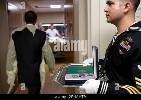 10 octobre 2011 le président entre dans une chambre d'hôpital au centre médical militaire national Walter Reed à Bethesda, au Maryland, où il a présenté un guerrier blessé au cœur violet. Banque D'Images