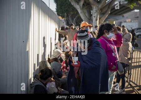 Tijuana, Mexique. 19 février 2021. Les migrants attendent au passage frontalier d'El Chaparral, au milieu de la pandémie de Corona. Suite à l'annonce du changement d'orientation de la politique migratoire des États-Unis, un grand nombre de migrants se sont rassemblés à la frontière entre le Mexique et les États-Unis dans le contexte de la pandémie de Corona. Crédit : Stringer/dpa/Alay Live News Banque D'Images