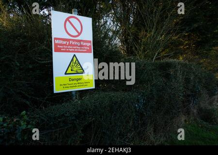 Danger : portée de tir militaire, ne touchez pas le panneau d'avertissement de débris explosifs Banque D'Images