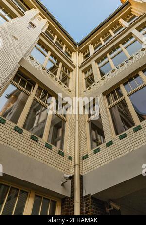 Wroclaw janvier 16 2020 vue vers le haut au coin de la lumière bâtiment avec réflexion dans les fenêtres Banque D'Images