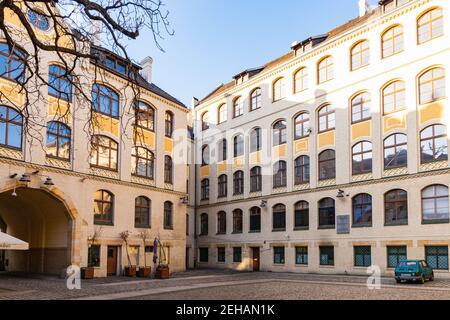 Wroclaw janvier 16 2020 coin de bâtiment lumineux plein de fenêtres le matin ensoleillé Banque D'Images