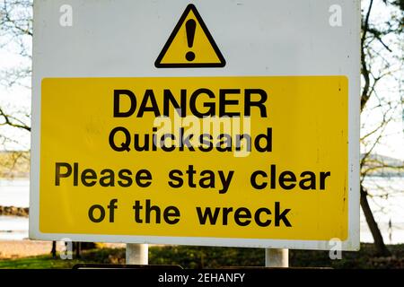 Jaune danger Quicksand, s'il vous plaît dites à l'écart du signe d'épave sur un arbre Banque D'Images