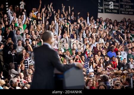 Les membres de l'audience applaudissent tandis que le président Barack Obama fait des remarques sur l'American Jobs Act au Manchester Central High School à Manchester, N.H., le 22 novembre 2011. Banque D'Images