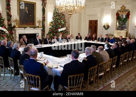 Le président Barack Obama rencontre le secrétaire à la Défense Leon Panetta, le général Martin Dempsey, le président des chefs d'état-major interarmées, les commandants des combattants et d'autres responsables du Pentagone pour discuter du budget du ministère de la Défense, dans la salle à manger de l'État de la Maison Blanche, le 1er décembre 2011. Banque D'Images