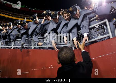 Le président Barack Obama accueille les cadets de l'Académie militaire américaine lors du match annuel de football Armée contre Marine à FedEx Field à Landover, au Maryland, le samedi 10 décembre 2011. Banque D'Images