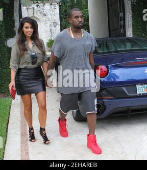 DOSSIER : Kim Kardashian et Kanye West File for Divorce. Miami, Floride, États-Unis. 08 octobre 2021. Kim Kardashian est dit être dévastée que son ex, Reggie Bush attend un bébé avec sa petite amie, Lilit Avagyan elle a été vue aujourd'hui marcher dans la main et la main dans la maison de Miami chasse avec le petit ami Kanye West . le 8 octobre 2012 à Miami, Floride. Personnes: Kim Kardashian Kanye West transmission Ref: MNC4 Credit: Hoo Me.Com/Media Punch/Alamy Live News Banque D'Images
