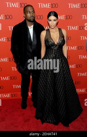 DOSSIER : Kim Kardashian et Kanye West File for Divorce. New York, NY, États-Unis. 21 avril 2021. Kanye West et Kim Kardashian West assistent au GALA TIME 100 au Frederick P. Rose Hall le 21 avril 2015 à New York. Crédit : John Palmer/Media Punch/Alamy Live News Banque D'Images