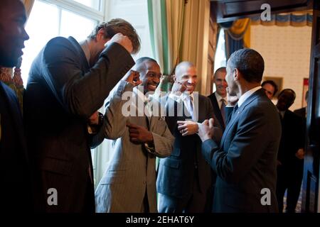 Le président Barack Obama plaisante avec les membres des Dallas Mavericks dans la salle verte de la Maison Blanche avant d'honorer l'équipe et leur victoire au championnat de la NBA 2011, le 9 janvier 2012. Banque D'Images