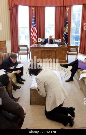 Les membres de l'équipe de sécurité nationale du président Barack Obama écoutent lorsqu'il parle au téléphone avec le maréchal Mohamed Hussein Tantawi, d'Égypte, dans le Bureau ovale, le 20 janvier 2012. Sur la photo, de gauche à droite, se trouvent Larry Pfeiffer, directeur adjoint, Salle de situation de la Maison Blanche; Caroline Atkinson, directrice principale de l'économie internationale; Steve Simon, directeur principal pour le Moyen-Orient et l'Afrique du Nord; Brooke Anderson, chef de cabinet et conseiller du SNRS; et Tom Donilon, conseiller à la sécurité nationale. Banque D'Images