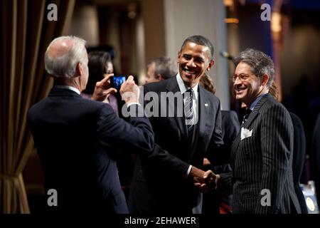 Le président Barack Obama est accompagné du conférencier principal, Eric Metaxas, en tant que vice-président, Joe Biden, qui prend sa photo lors du déjeuner national de prière à l'hôtel Hilton de Washington à Washington, D.C., le 2 février 2012. Banque D'Images