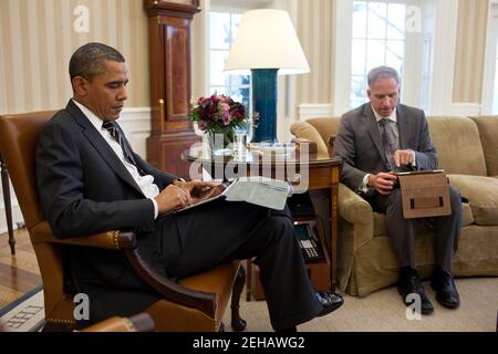 Le président Barack Obama reçoit le briefing quotidien présidentiel de Robert Cardillo, directeur adjoint du renseignement national pour l'intégration du renseignement, dans le Bureau ovale, le 31 janvier 2012. Une partie de la réunion a été réalisée à l'aide d'une tablette. Banque D'Images