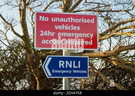 Véhicules d'urgence RNLI, aucun véhicule non autorisé, panneau d'accès d'urgence 24 heures requis Banque D'Images