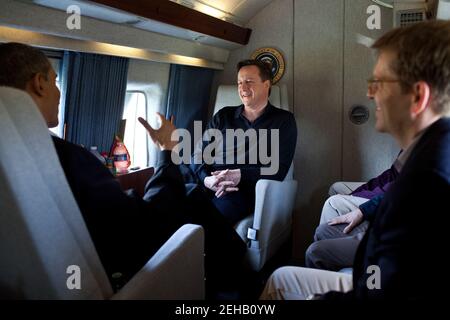 Le président Barack Obama s'entretient avec le Premier ministre britannique David Cameron à bord de Marine One en route vers la base conjointe Andrews, au Maryland, avant de se rendre à Dayton, Ohio, le 13 mars 2012. Banque D'Images