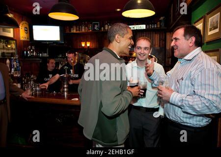 Le président Barack Obama visite le Dubliner, un pub irlandais à Washington, D.C., avec son cousin irlandais, Henry Healy, au centre, et Ollie Hayes, propriétaire de pub à Moneygall, en Irlande, à droite, le jour de la Saint Patrick, le samedi 17 mars 2012. Banque D'Images