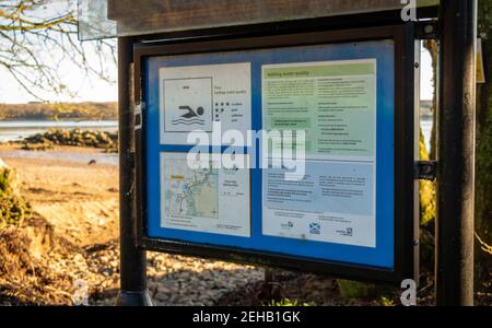 Kirkcudbright, Écosse - 28 décembre 2020 : panneau de mauvaise qualité de l'eau de baignade à Dhoon Bay, Kirkcudbright, Galloway, Écosse Banque D'Images