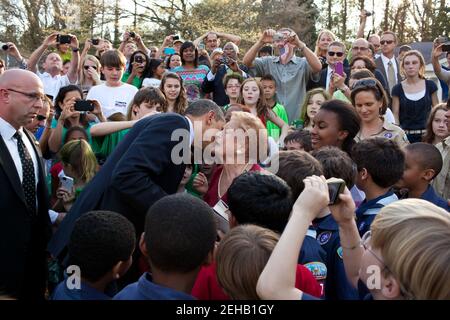 Le président Barack Obama salue ses voisins et ses partisans lors de son arrivée dans un quartier d'Atlanta, en Géorgie, pour un événement, le 16 mars 2012. Banque D'Images