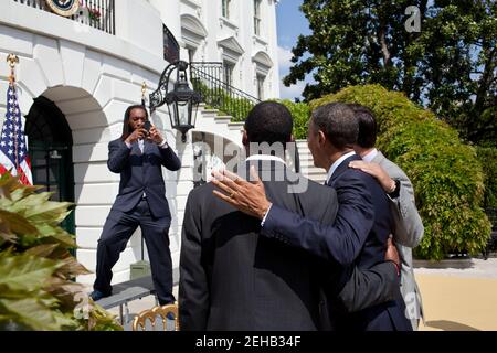 Le quarterback Phillip Sims prend une photo du président Barack Obama lorsqu'il pose avec des membres de l'équipe de football américain Crimson Tide de la SCB National Champion University of Alabama à la suite d'une cérémonie en l'honneur de leur 14e championnat national et de leur saison 2011-2012, sur la pelouse sud de la Maison Blanche, le 19 avril, 2012. Banque D'Images