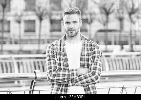 Confiant dans son choix. Personne habillée décontractée se détendre en ville à l'extérieur. Homme caucasien se reposant dans la rue. Concept de vie moderne. Jeune homme en chemise à carreaux. Homme d'affaires debout à l'extérieur. Banque D'Images