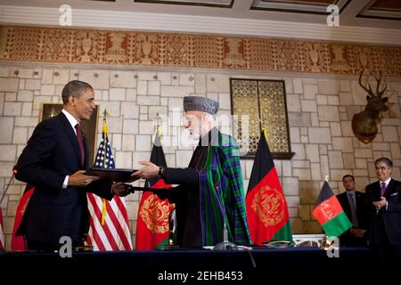 Le président Barack Obama et le président afghan Hamid Karzaï échangent des documents après avoir signé la cérémonie de signature de l'accord de partenariat stratégique au Palais présidentiel de Kaboul, en Afghanistan, le 1er mai 2012. Banque D'Images