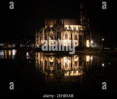 Reflet du Johanneskirche, Stuttgart dans l'eau exceptionnellement calme du Feuersee. Allemagne, Stuttgart, 14 janvier 2021 Banque D'Images