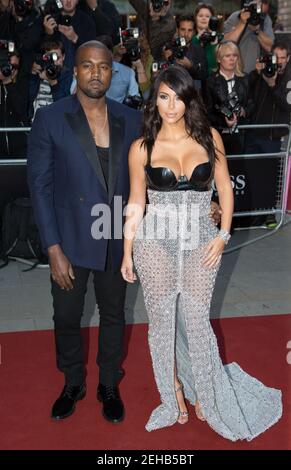 Photo du dossier datée du 02/09/14 de Kim Kardashian et Kanye West arrivant aux GQ Men of the Year Awards à l'Opéra Royal de Londres. Kim Kardashian West a déposé une demande de divorce auprès de son mari Kanye West après sept ans de mariage, selon des informations américaines. Le couple a noué le nœud lors d'une cérémonie somptueuse à Florence, en Italie, en mai 2014. Date de publication : vendredi 19 février 2021. Banque D'Images