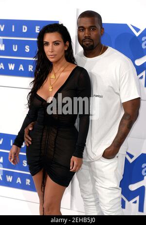 Photo du dossier datée du 28/8/2016 de Kim Kardashian et Kanye West arrivant aux MTV Video Music Awards 2016, Madison Square Garden, New York City. Kim Kardashian West a déposé une demande de divorce auprès de son mari Kanye West après sept ans de mariage, selon des informations américaines. Le couple a noué le nœud lors d'une cérémonie somptueuse à Florence, en Italie, en mai 2014. Date de publication : vendredi 19 février 2021. Banque D'Images